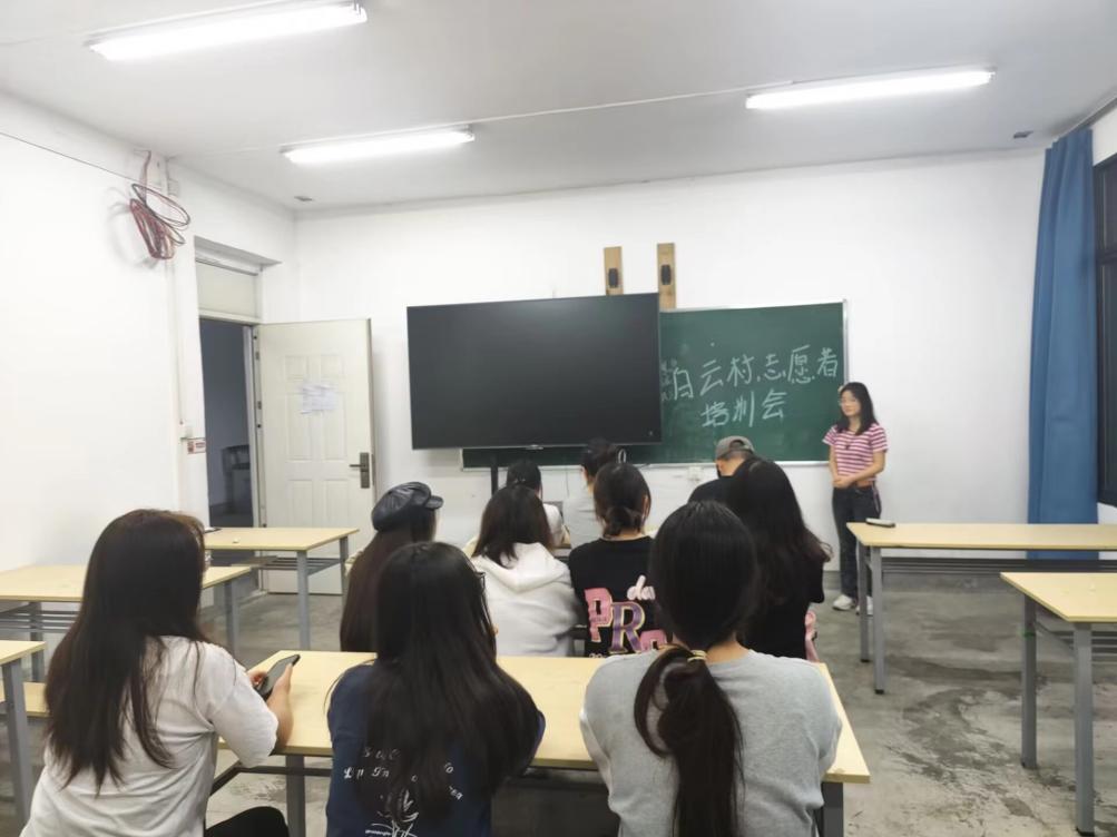 美术与设计学院青年志愿者服务队助力白云村文化建设——美术图案设计服务纪实